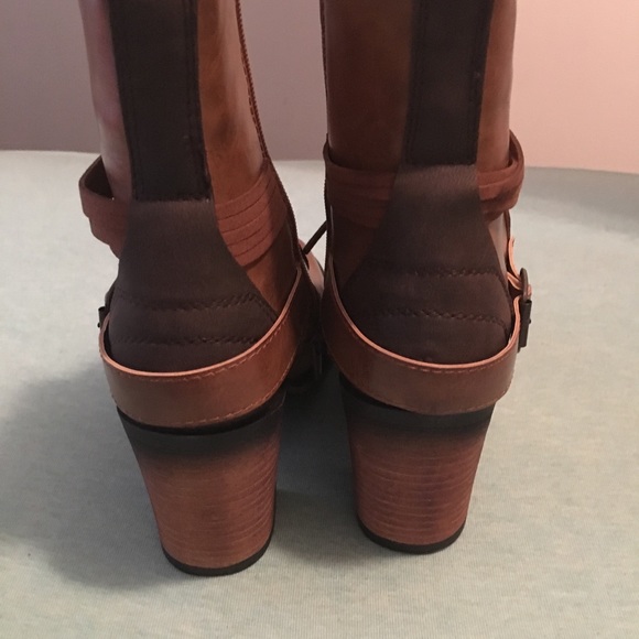 Booths - Picture 6 of 6